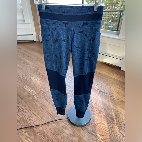 Athleta Women Topical Excursion Tight Blue Floral Size Small Ribbed Side Pockets - Picture 2 of 10